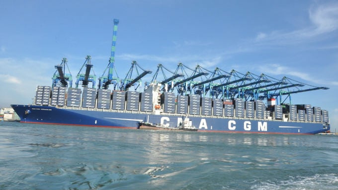 12 Cranes Work Simultaneously on Container Ship